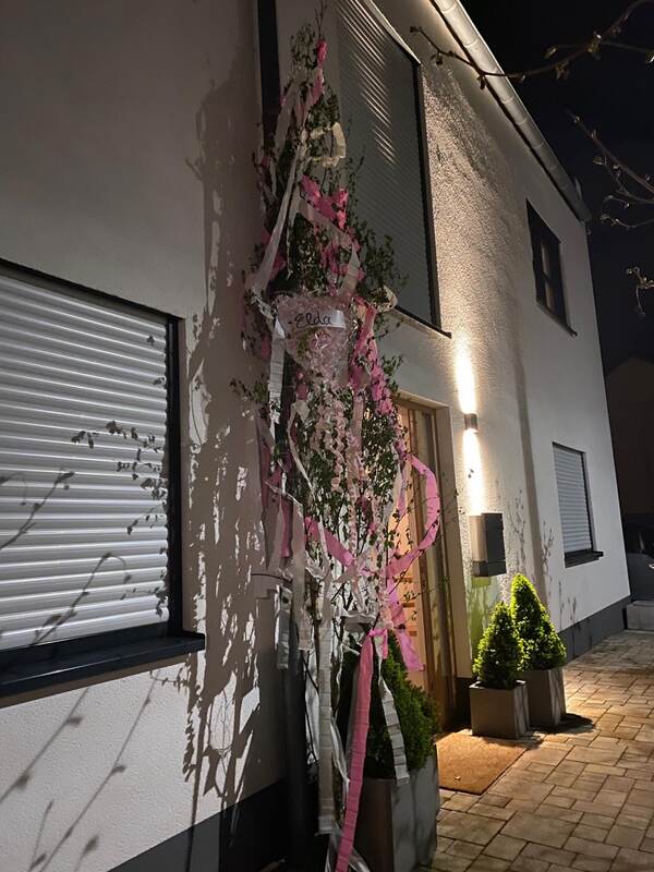 Maibaum mit Holzherz Dekoration